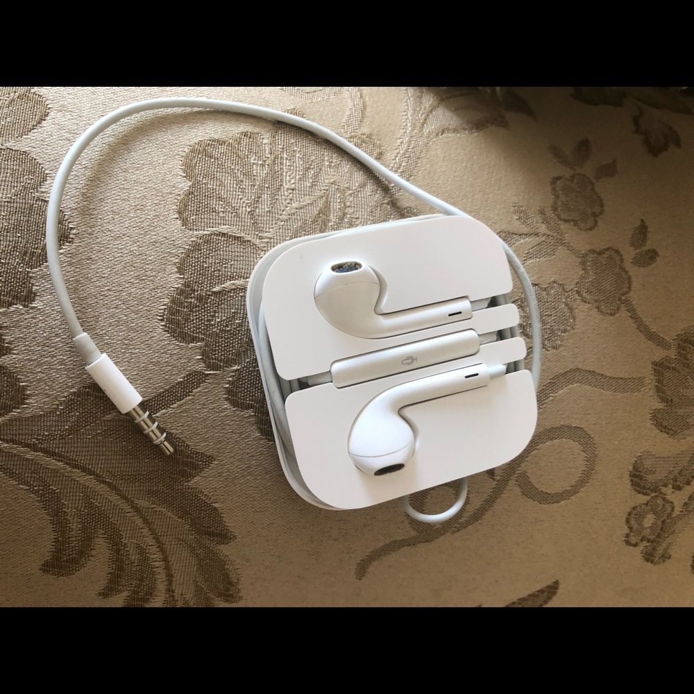1 Set of Apple EarPods with 3.5mm Headphone Plug